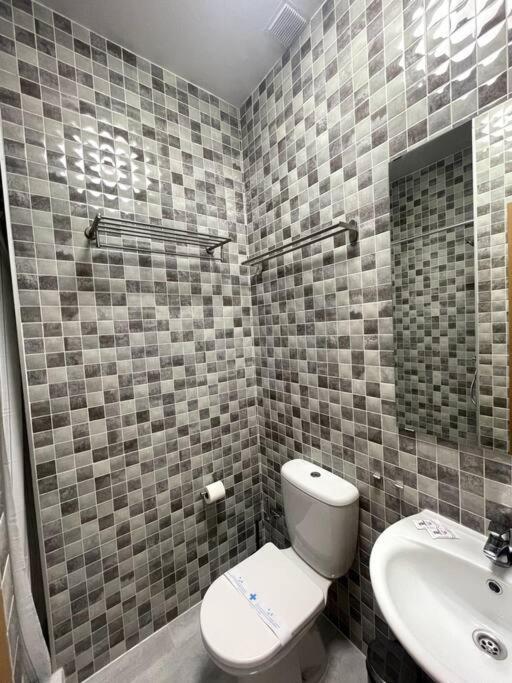 Апартаменты Downtown Jinetes Deluxe With Pool & Free Parking Малага Экстерьер фото